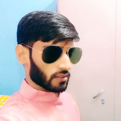 बचपन कितना खूबसूरत था
तब खिलौने ज़िन्दगी थे
आज
ज़िन्दगी खिलौना है