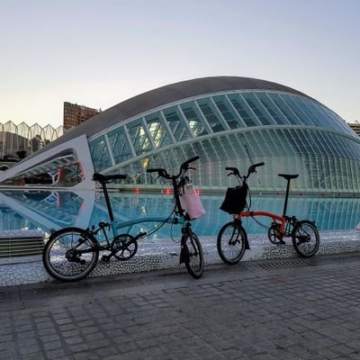 Amantes de los paseos en bici por Madrid. Pero, sobre todo de #blue y #thunder, nuestras #Brompton