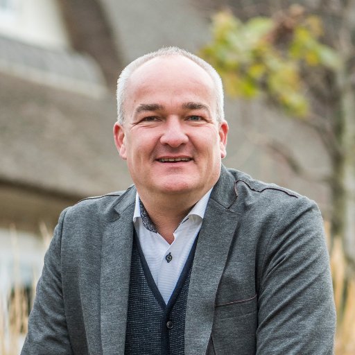 Mediaspecialist. Sales, salesmanagement, uitgever. Online en offline. Freelance en in dienstverband.
Samenwerken, respect. Zoons, tennis, Netflix en genieten.
