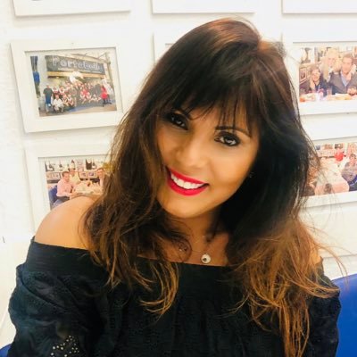 Fundadora y CEO de Efusiva Collection, empresa especializada en moda femenina.