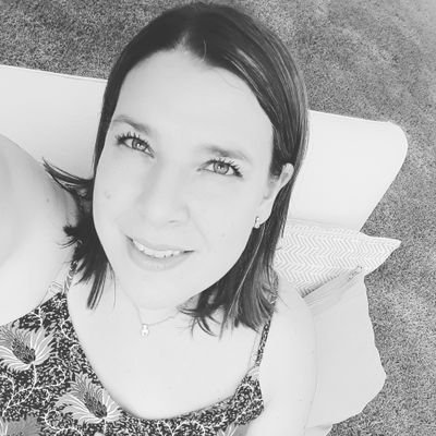 Mama y Esposa enamorada. Fanática del Club Atlético Independiente. Empleada bancaria. Licenciada en Administración.