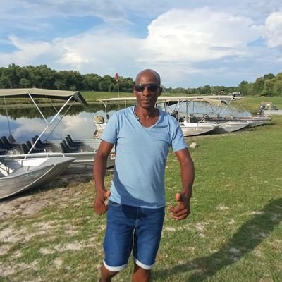 samuzah's profile picture. Loves nature, travels a lot to explore different cultures, loves people, loves life!