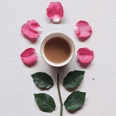 اليوم، بكره، بعد بكره، بعد عام..
يبي يطيح قناع وجه (المقنّع)..
ما تخفي الايام .. تبديه الايام..
لا شع نور الحق (غاب التصنّع)..