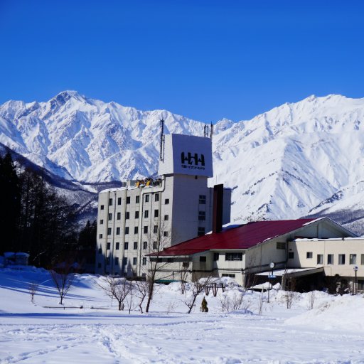 山や景色、自然を愛する全ての人へ。ここは北アルプス白馬連峰を一望する特等席･･･  湯量豊富な自家源泉「白馬姫川温泉」の絶景露天風呂と料理長奥山が腕を振るうご当地食材たっぷりの季節のバイキングをお楽しみください。    【日帰り入浴】11:00～20:00　大人700円