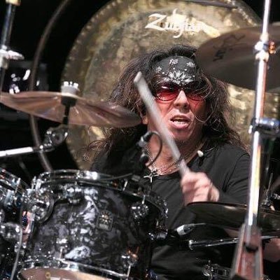 流浪のROCKドラマー(笑) 東京、大阪、広島を飛び周り、様々なスタイルのバンドを生きざまを込めて本気で楽しんでます♪ 更に一歩!前に踏み出せ☆ プライベートROCKドラムレッスンもやってます♪ 趣味はモータースポーツ観戦&ソレに纏わるモデルカー収集♪ グルメ(美味いモン探し)