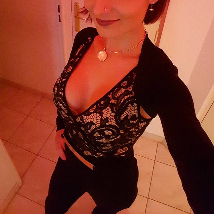 Bi de 25 ans libertine naturiste à la recherche de pluralité avec couple ou femmes. #libertine #bi #sex #threesome