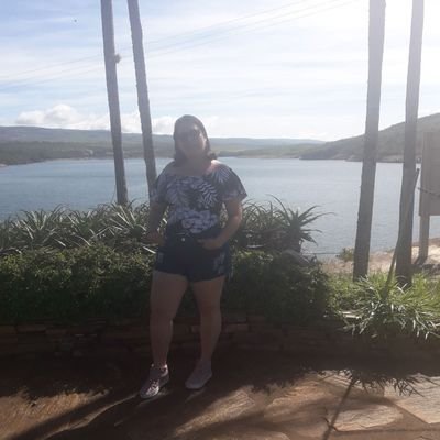 Alguém que acredita em dias melhores, que ama e é muito amada. Esposa feliz, filha abençoada. 🌷