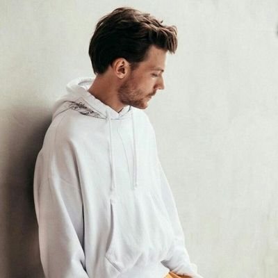 every heartbreaks the same,
every tear leaves a stain,
can I just be the same?
every heartbreaks the same,
every tear leaves a stain,
let me be the same.