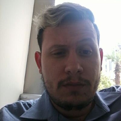 um integrante da torcida que canta e vibra