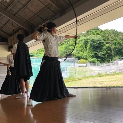 大学2回生❗今はしてないでーす。今年GWからの復帰を目指しております。金響/四ツカケ/黒カケ/束離/斜面打起こし/弓道関係のフォロバは100%です。 無言フォロー失礼します!ヽ( `・ω・)/} ➳ ◎