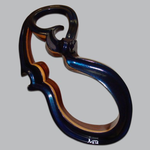 Nélo entretient avec le bois une histoire d'amour. Comme un courtisan, il flatte le bois. De ses œuvres émanent volupté et sensualité. Exposition en Europe.