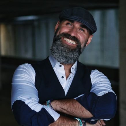 “L’esigenza di scrivere nasce principalmente dal bisogno di sfogare e di comprendere quelle sensazioni profonde che l'anima continua ad esprimere''.
(Luca B.)
