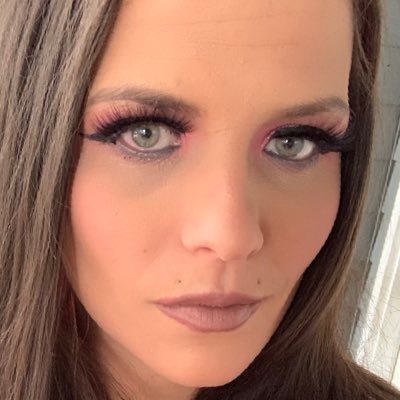 Laid back and love makeup and good conversation. I’m a work at home mom that leads an empire