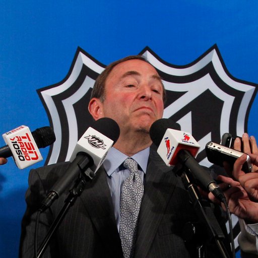 Propriétaire du hockey sur glace. Hall of famer sans jamais avoir patiné. J'ai des échanges à annoncer et des dollars à encaisser.
Compte français non officiel