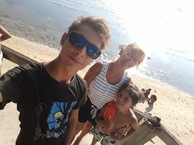 Fique longe de pessoas q te fazem sentir como se vc fosse difícil de amar...