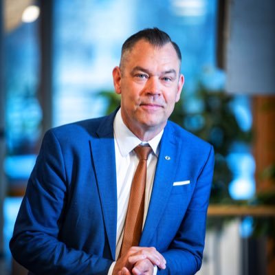 Professor (fd rektor och prorektor) på Mälardalens universitet.