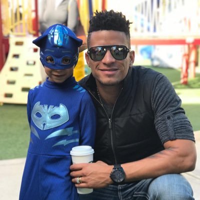 Pelotero profesional desde que Dios quiso hasta que Dios quiera aquí estaré amistoso entregado a mi pasion el beisbol y familia