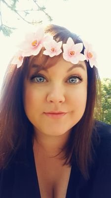 Just an average, slightly chubby mama helping other mom's create a beautifully decorated home that smells amazing! Oh, did I mention the FREE vacations...