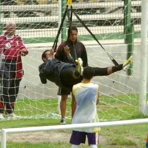 -Licenciado en Educación Física.
-Especialista Entrenamiento Deportivo.
-Preparador Físico del Fútbol Profesional.
-Autor Libro:Metodo Intermitente Integral.