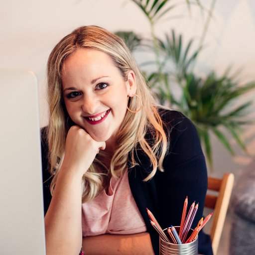 Soy #copywriter y ayudo a negocios a cambiar la forma en la que se comunican por escrito. A crear textos que inspiren, conquisten y aumenten tus ventas.