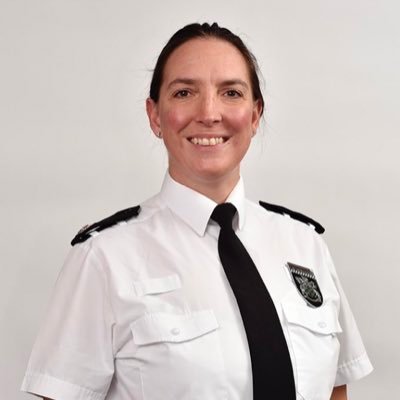 Detective Supt @ThamesVP. Former Barrister. Use 999 for emergencies, https://t.co/E6x0WpErp9 or 101 for non-urgent calls. 🐶 & 🐈 lover. Sailor. She/her