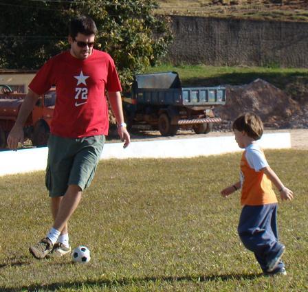 Analista de Sistemas. Santista de nascimento, time e residência. Pai de Lú, Léo e Letícia. Rock n' Roll. Livre e de bons costumes.