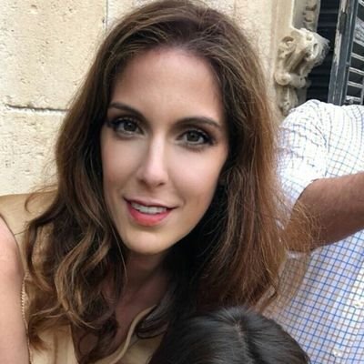 Consultora experta en sostenibilidad. Formada en comunicación, tecnología y competencias financieras. Clara vocación de servicio público.
