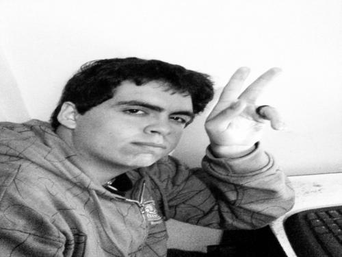 Faço de mim parte do segredo do universo, junto à todas as outras coisas as quais admiro e converso.