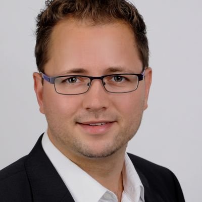 Mediengestalter. Vater. Stadtverordneter. Feuerwehrmann. Ehrenamtler. Dorfchronist. Parteilos.