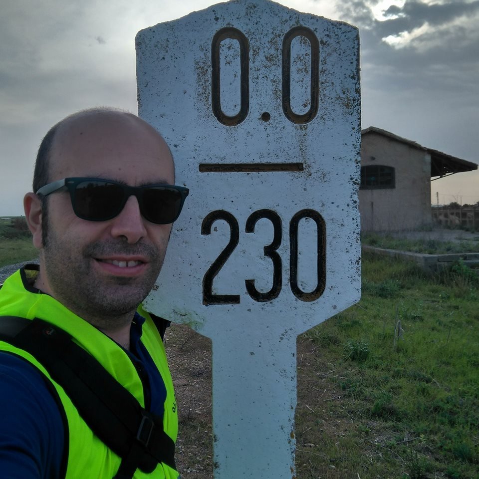 Amante del ferrocarril, trainspotter por la Madrid-Cáceres y narrador de su historia.
El resto del tiempo, marido y padre (que no es poco).