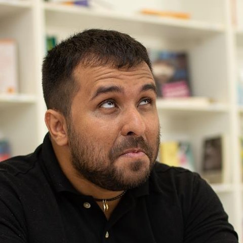 Qualé? Qual foi? Por que é que tu tá nessa?
Cineasta, roteirista, escritor e filho de Dona Lenilda.