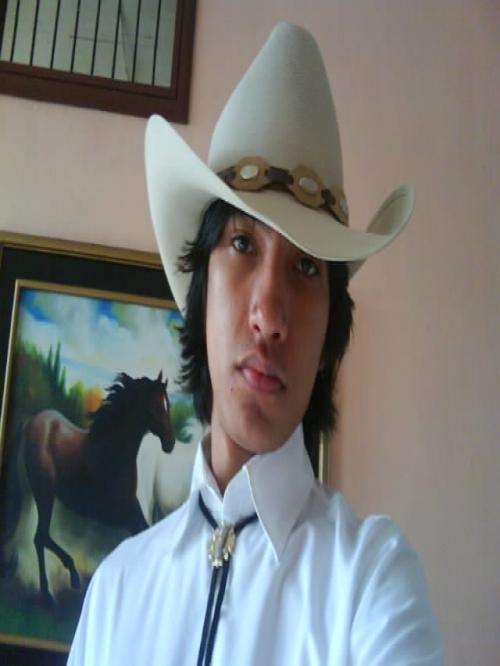 soy un chico tranquilo,farraro,amiguero... en pocas palabras conozcanme..