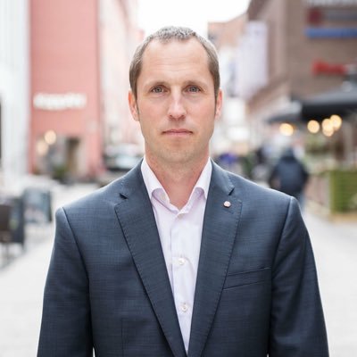 Uppsalabo, fembarnspappa, socialdemokrat och kommunstyrelsens ordförande i Uppsala kommun.