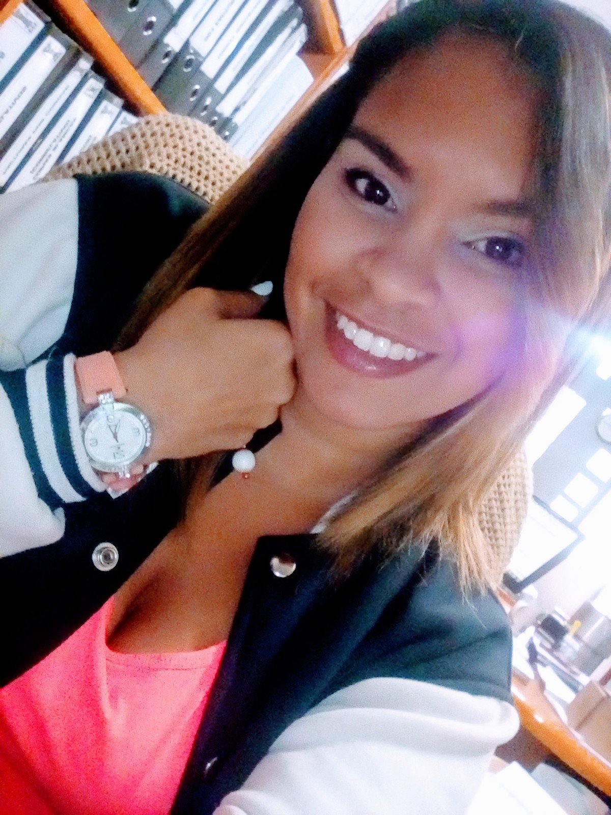Disfrutando la vida. Estudiante empedernida, hija, hermana, amante de mi país y en constante crecimiento 🇻🇪🇻🇪😘😘
IG: @kamimerino