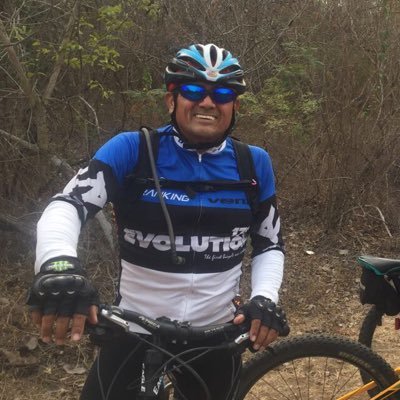 Disfruto del deporte al aire libre senderismo, trote, ciclismo de ruta y montaña.