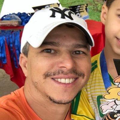 Pai do Matheus e da Bianca, esposo da Luciana Lamounier, apaixonado por Jesus, Tricolor Carioca e Trabalhando com Móveis Planejados. Direita conservadora.