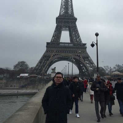 Je m'intéresse aux domaines de la géométrie différentielle, les espaces de jets et la géométrie des EDP.
Je suis pour une Venezuela libre.