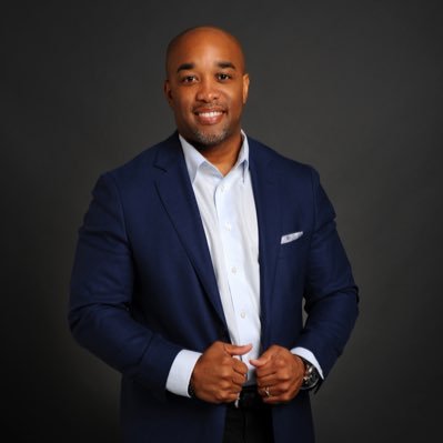 Executive Vice President @YouSquaredMedia. Father of 2. Husband. Believer in success doesn't come without a lot of hard work and a little luck.