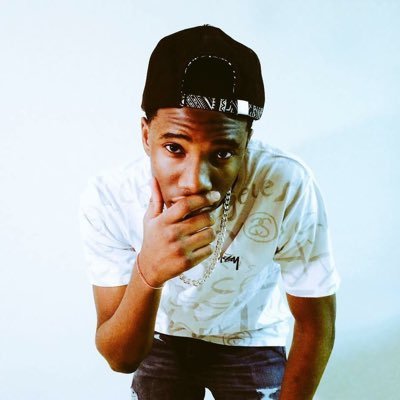 • CEO :@gazsi_clothing 👖👟 * Entrepreneur 📈 * Designer 📒 * Traveler🚸 * Artist 💻 Watchu Know Bout Showin Luv👨🏾🎤 #STAYGUAPIN 🚀💸