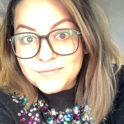 Há quem construa aviões, escreva as revistas e outros dedilham violões... Atenção. As pessoas não precisam ser iguais às outras. Aceite ou não...
