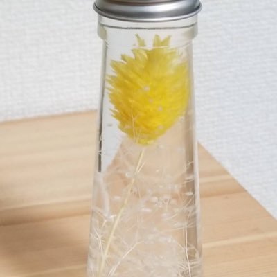 主に黄色と白のお花を使ったハーバリウムを販売しています。普段の生活が辛いという方や、精神的にストレスを抱えている方に手に取っていただいて、少しでも多くの方に「お花のある生活」を楽しんでほしいと思っています。ライフコーチ。