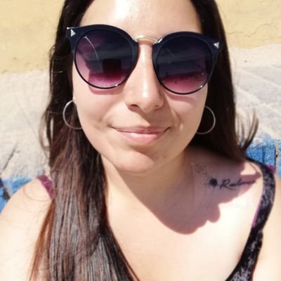 Profesora de Lenguaje y Literatura, buena onda, sencilla, piola y amiga de mis amigos :)