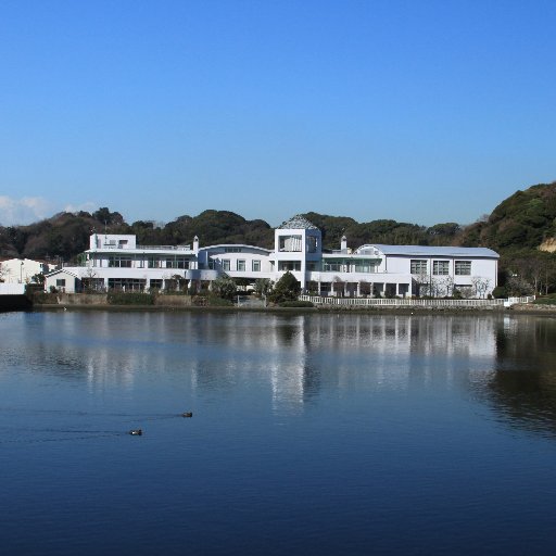 京急富岡駅から徒歩10分、富岡八幡公園の美しい緑と水辺に囲まれた地区センターです。ラウンジからは昔の富岡漁港の面影をとどめる船溜まりを一望することができ、季節ごとに訪れる様々な水鳥の観察を楽しむこともできます。