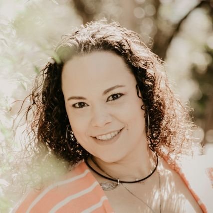 mujer joven activa y divertida siempre con una sonrisa para dar maracucha y guaquera de nacimiento. La eterna enamorada de la vida