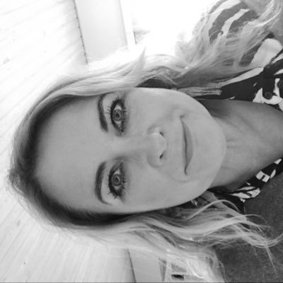 Clothing👗👙👚 Sales Associate and a big fan of San Francisco 49er🏈 football team.