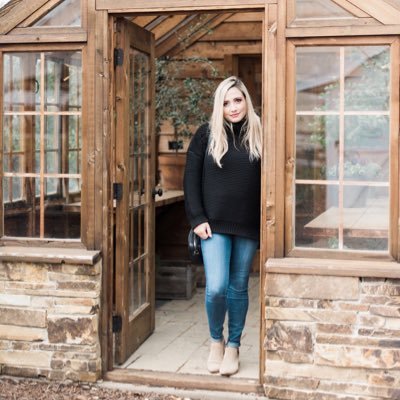 Lovely Leaves offers boutique-quality floral design, up-to-date, trendy and inspired by all things gorgeous.