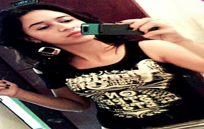 _desssah_'s profile picture. Sobre a maior falta que eu sinto de alguém
É incrível como você me deixou assim
Pedindo a Deus pra que isso nunca tenha fim ♪