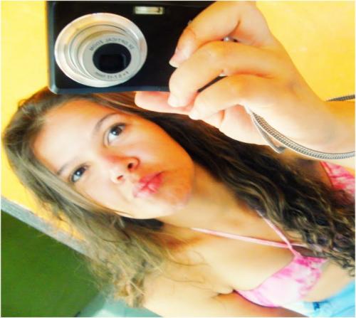 Sou uma mulher madura q as vezes anda de balanço; Sou uma criança insegura q as vezes usa salto alto....