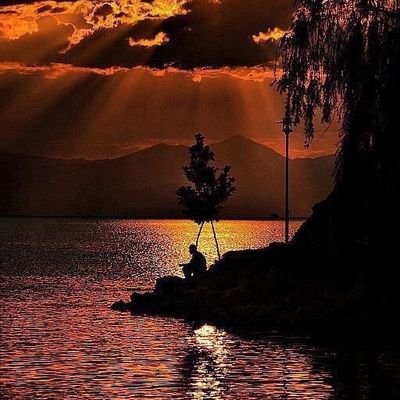 السعادة لا تحتاج إلى معجزات
كل ما تحتاجه قلب متسامح ، وجه مبتسم ،
قناعة بالنصيب ، وثقه تامه بالله.