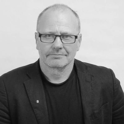 58 år fotograf/ filmare, skribent & egenföretagare.Bor i villa med sambo och en katt . Hängiven flugfiskare & flugbindare . Båtägare.